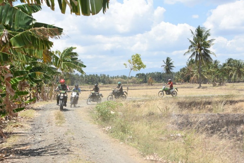 Brigjen Makmur Umar naik trail tinjau TMMD di Kabupaten Soppeng, Kamis (10/10).