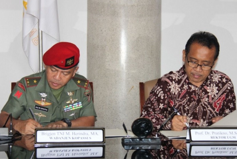 Brigjen Muhammad Herindra (kiri) menjabat Danjen Kopassus.