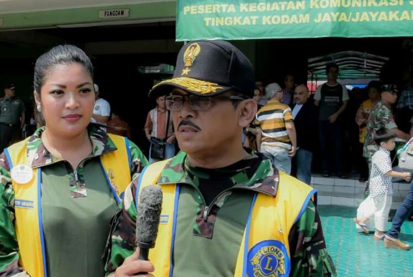 Brigjen TNI Bambang Sudono yang menjadi ketua panitia Lomba Melukis di Atas Kipas di Kodam Jaya.