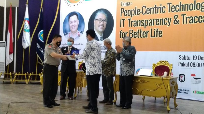 Brigjen Yehu Wangsajaya dikukuhkan sebagai anggota kehormatan Ikatan Ahli Informatika Indonesia (IAII).