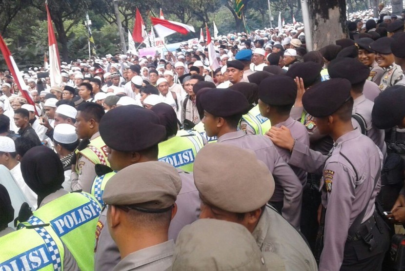 Brimob melakukan Penjagaan depan Balai kota.