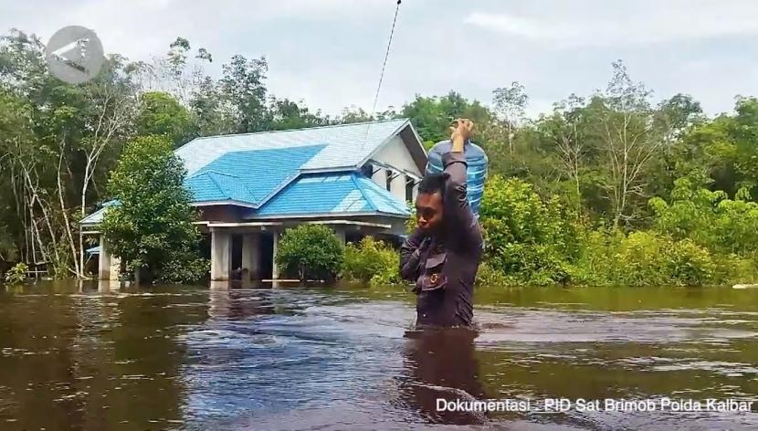 Brimob Polda Kalbar mendistribusikan air bersih bagi warga terdampak banjir di Sintang, Kalimantan Barat.