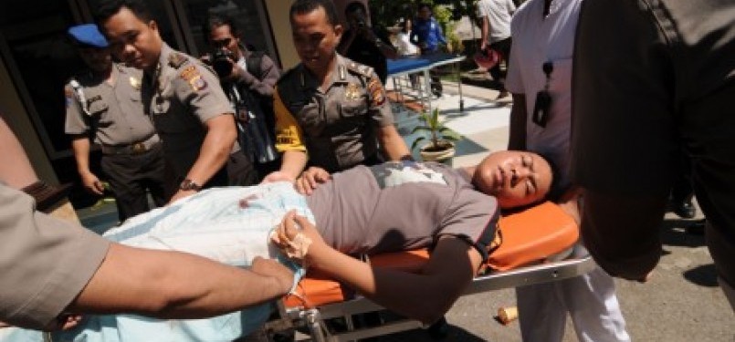 Bripda Edward saat dilarikan kerumah sakit Bhayangkara setelah terkena tembakan saat berjaga di Kantor Bank BCA, Palu, Sulawesi Tengah, Rabu (25/5). Dua polisi tewas dan 1 luka berat pada penyerangan polisi saat berjaga di Kantor Bank BCA di Palu.