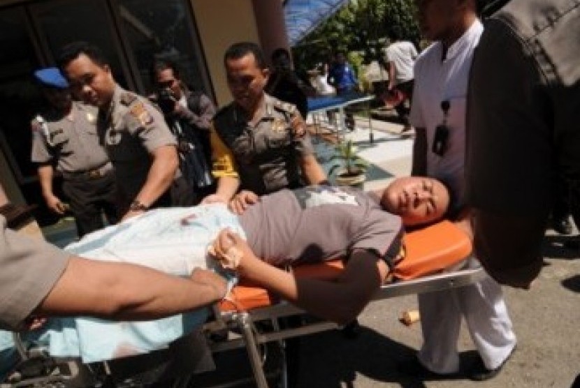 Bripda Edward saat dilarikan kerumah sakit Bhayangkara setelah terkena tembakan saat berjaga di Kantor Bank BCA, Palu, Sulawesi Tengah, Rabu (25/5). Dua polisi tewas dan 1 luka berat pada penyerangan polisi saat berjaga di Kantor Bank BCA di Palu.