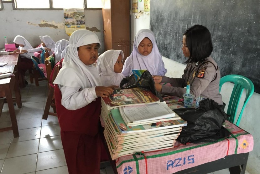 Bripda Yunita dari Polsek Jatibarang, Polres Indramayu sedang mengajar murid di SDN Krasak 1, Kecamatan Jatibarang, Senin (15/10). Sejumlah personil kepolisian di wilayah hukum Polres Indramayu menjadi guru dadakan untuk mengisi kekosongan kelas yang ditinggalkan guru honorernya melakukan aksi mogok. 