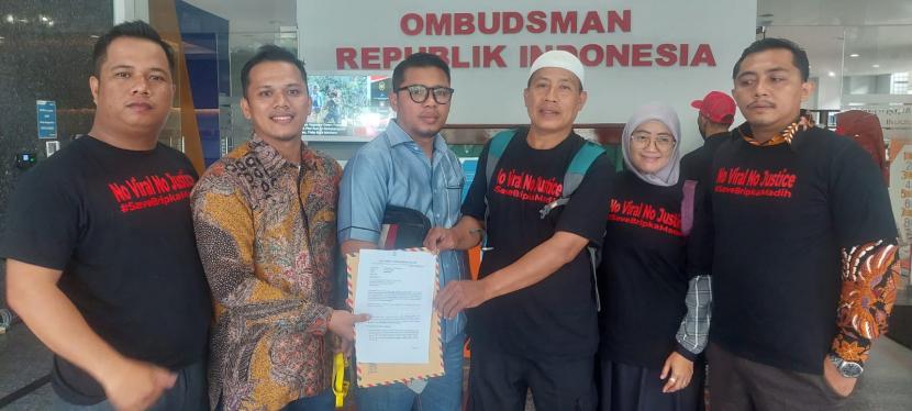 Bripka Madih (berpeci) didampingi istri dan kuasa hukum di kantor Ombudsman RI, Jakarta Selatan, Kamis (16/3/2023).
