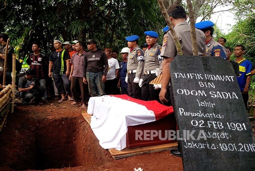 Bripka Taufik Hidayat, anggota Unit Reskrim Polsek Senen, Jakarta Pusat, dimakamkan di TPU Sirna Asih Desa Cilegong, Kecamatan Jatiluhur, Purwakarta, Jabar, Rabu (20/1). 