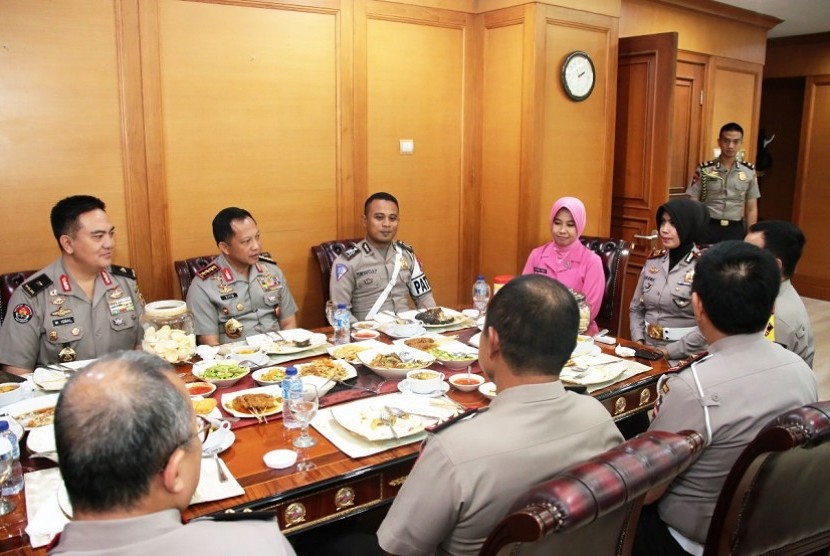 Bripka Yumanto makan bersama pimpinan tertinggi Polri, Kapolri Jenderal Polisi Muhammad Tito Karnavian di Rumah Dinas Kapolri, Rabu (24/1). 