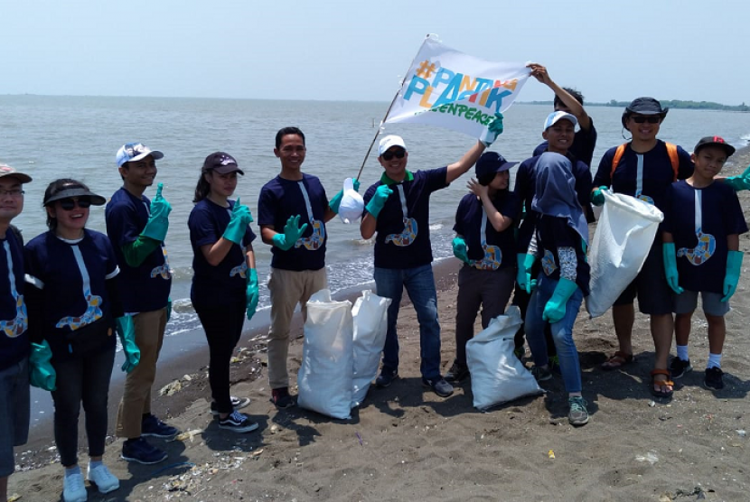 BRIsyariah bersama Greenpeace Indonesia menggelar acara bersih pantai menyambut World Clean Up Day.