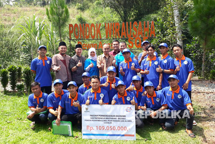 BRISyariah dan Baznas memberikan bantuan dalam bentuk program santripreneur budidaya puyuh ke puluhan santri Pesantren Global Insan Mandiri (GIM) Al Amin, Kecamatan Cicurug Kabupaten Sukabumi Rabu (3/5).
