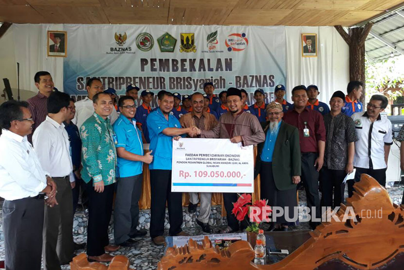 BRISyariah dan Baznas memberikan bantuan dalam bentuk program santripreneur budidaya puyuh ke puluhan santri Pesantren Global Insan Mandiri (GIM) Al Amin, Kecamatan Cicurug Kabupaten Sukabumi Rabu (3/5).