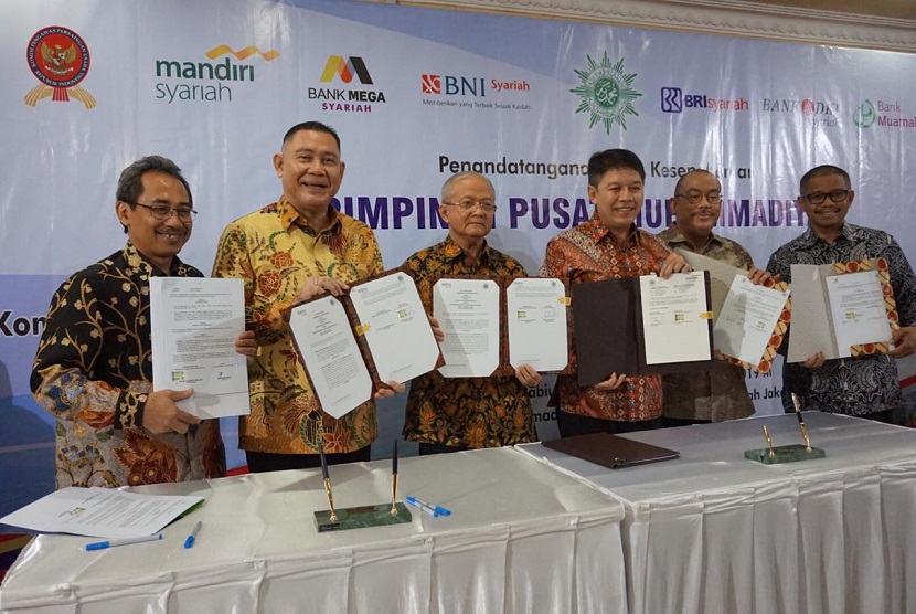 BRIsyariah menandatangani nota kesepahaman bersama PP Muhammadiyah, di Jakarta, Senin (16/12)