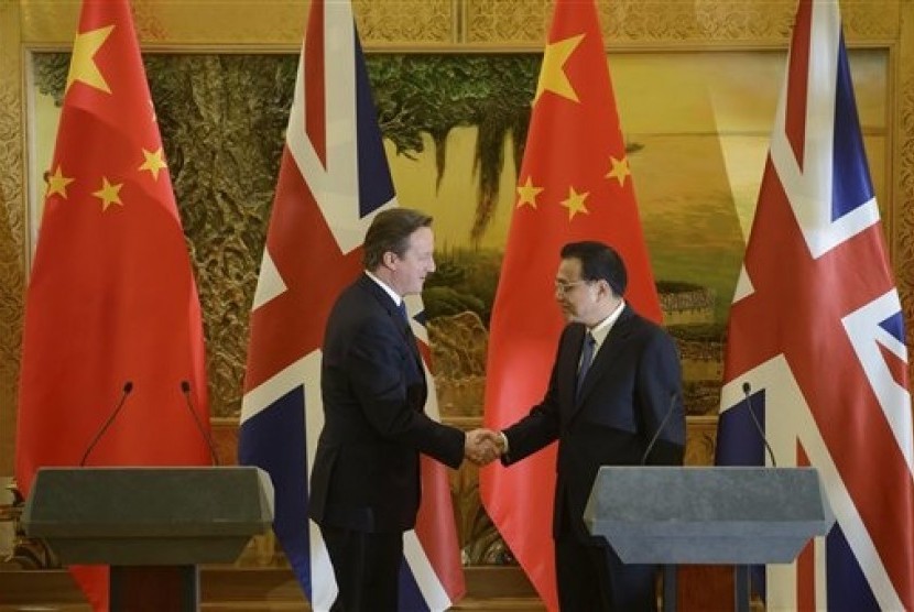 Britain's Prime Minister David Cameron (left) and China's Premier Li Keqiang shake hands after delivering their statements at the Great Hall of the People in Beijing, China, Monday, Dec. 2, 2013.