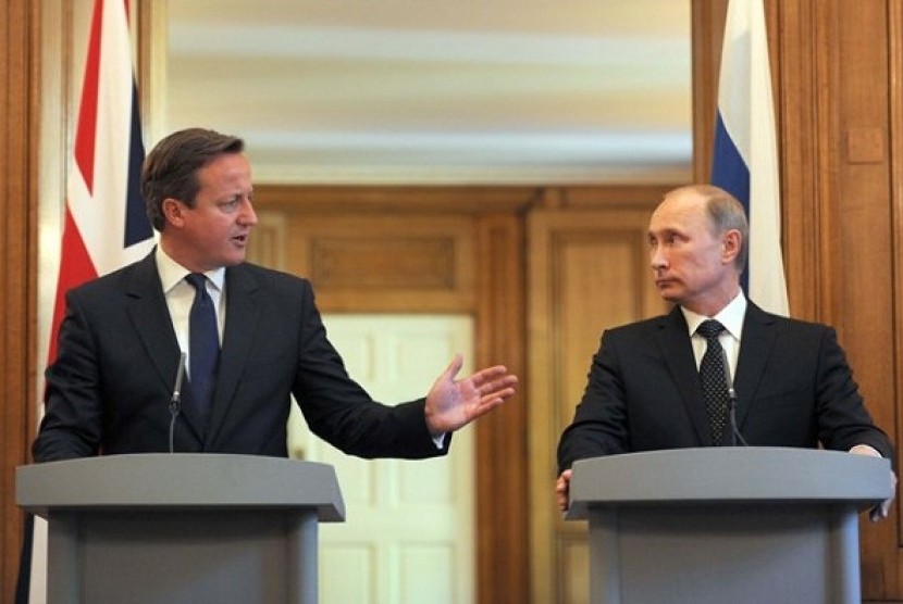 Britain's Prime Minister David Cameron (left) and Russia's President Vladimir Putin hold a joint news conference in 10 Downing Street, central London June 16, 2013. The two leaders met ahead of the G8 summit in Northern Ireland. 