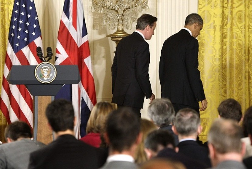 PM Inggris, David Cameron (kiri) dan Presiden AS, Barack Obama (kanan) usai konferensi pers di Gedung Putih, Washington (13/5).