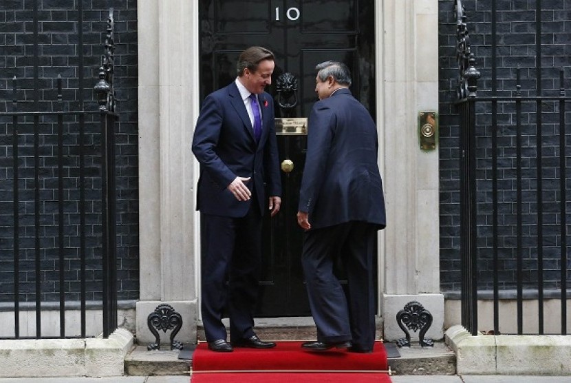 PM Inggris David Cameron menyambut Presiden Susilo Bambang Yudhoyono (SBY) di kantornya, Downing Street, London, Inggris, Kamis (1/11)
