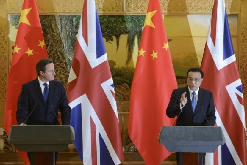Britain's Prime Minister David Cameron (left) listens to China's Premier Li Keqiang after a signing ceremony at the Great Hall of the People in Beijing December 2, 2013.