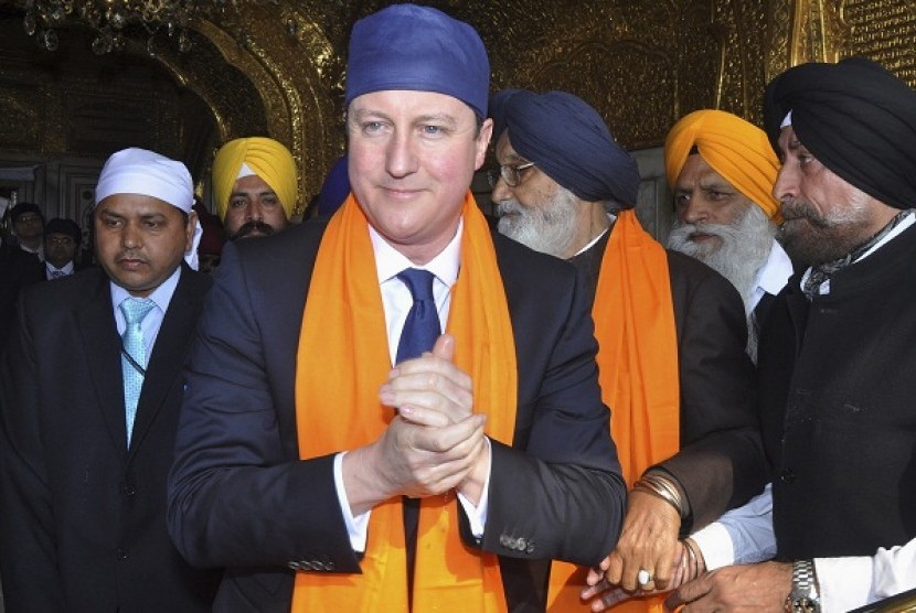  Britain's Prime Minister David Cameron visits the holy Sikh shrine of Golden temple in Amritsar February 20, 2013. Cameron on Wednesday became the first serving prime minister to voice regret about one of the British Empire's bloodiest episodes in India a