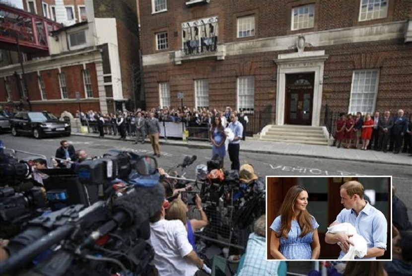 Britain's Prince William, centre right, and Kate, Duchess of Cambridge hold the Prince of Cambridge, Tuesday July 23, 2013, as they pose for photographers outside St. Mary's Hospital exclusive Lindo Wing in London. 
