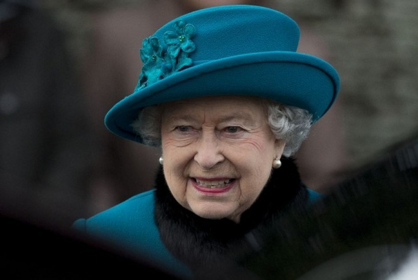 Britain's Queen Elizabeth II as she walks to get in her car after attending the British royal family's traditional Christmas Day church service in Sandringham, England. (file photo)