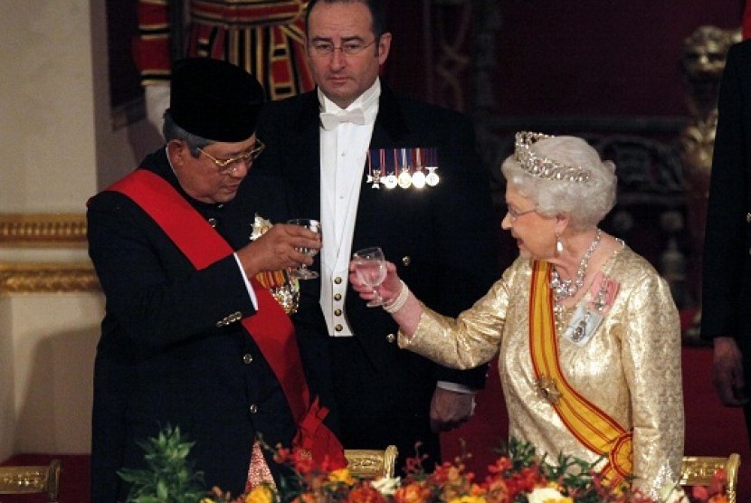 Britain's Queen Elizabeth toasts Indonesian's President Susilo Bambang Yudhoyono during a state banquet in his honour, at Buckingham Palace in London October 31, 2012. Yudhoyono is on a three day state visit to Britain. 