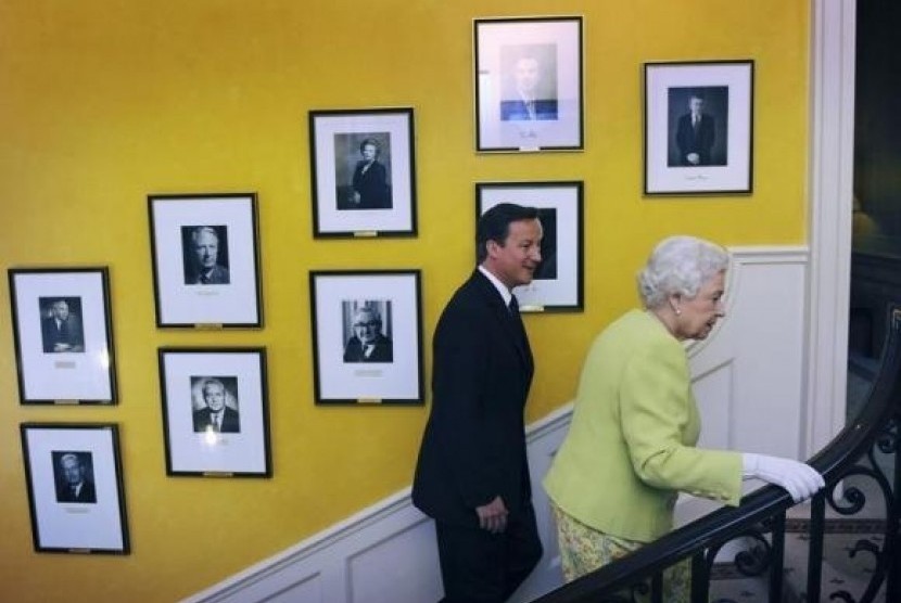 Britain's Queen Elizabeth walks up the staircase at number 10 Downing Street with Prime Minister David Cameron on June 21, 2014.