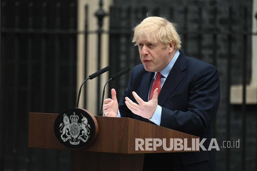  Perdana Menteri Inggris Boris Johnson menyampaikan pernyataan pers di depan kediaman resminya di Downing Street, London, Senin (27/4). Boris Johnson mengatakan pelonggaran berisiko timbulkan wabah gelombang kedua.