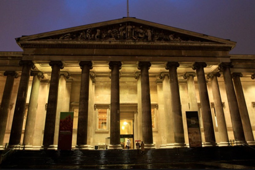 British Museum pada malam hari.
