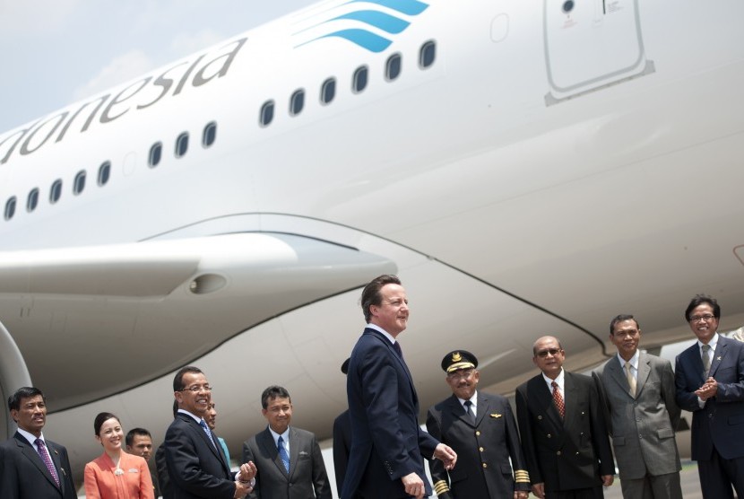 British Prime Minister, David Cameron (center), inspects Airbus A 330-200 bought by Garuda, at Halim Perdana Kusuma Airport, Jakarta, recently.