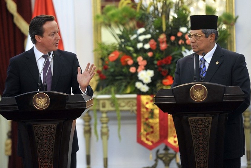 British Prime Minister David Cameron (left) and hold a pres conference with Indonesian President Susilo Bambang Yudhoyono (SBY) in Jakarta. 