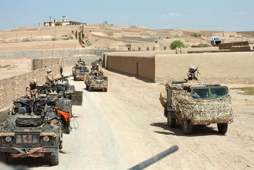 British soldiers serve in war in Afghanistan in May 2007. British government plans to send serving Muslim soldiers into schools around the country to counter Islamaphobia. The program includes British soldiers who have served in Afghanistan and Iraq. (file photo)