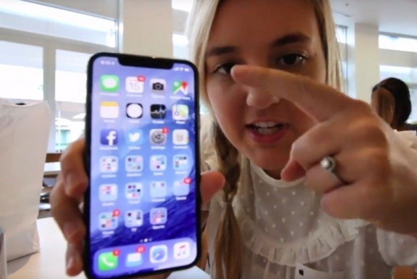 Brooke mengulas iPhone X di Youtube