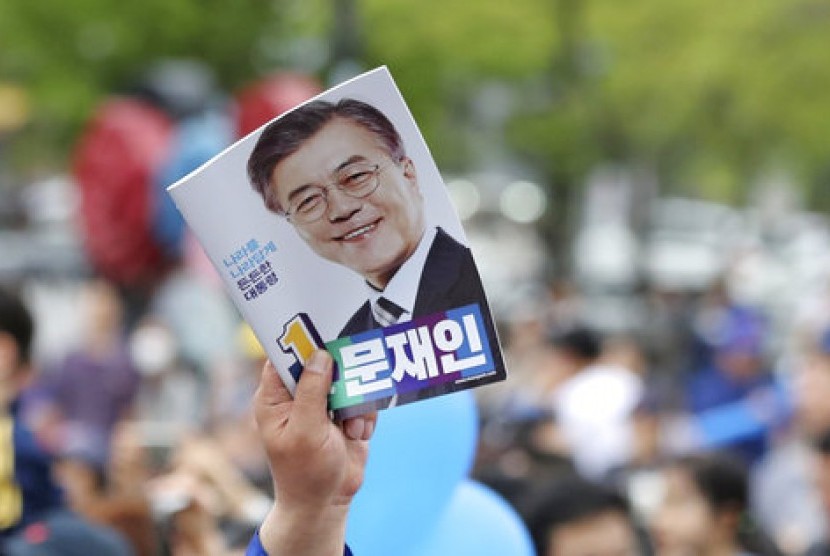 Brosur dengan sampul depan calon presiden Korea Selatan Moon Jae-in dari Partai Demokratik saat kampanye di Goyang, Korea Selatan, 4 Mei 2017.