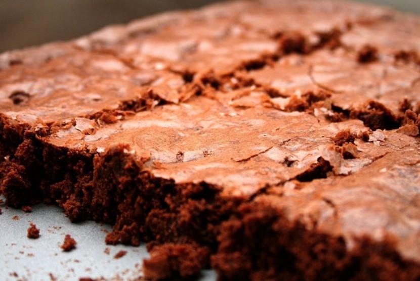 Brownies termasuk camilan yang mudah sekali dibuat dan bisa disiapkan hanya dengan tiga bahan.