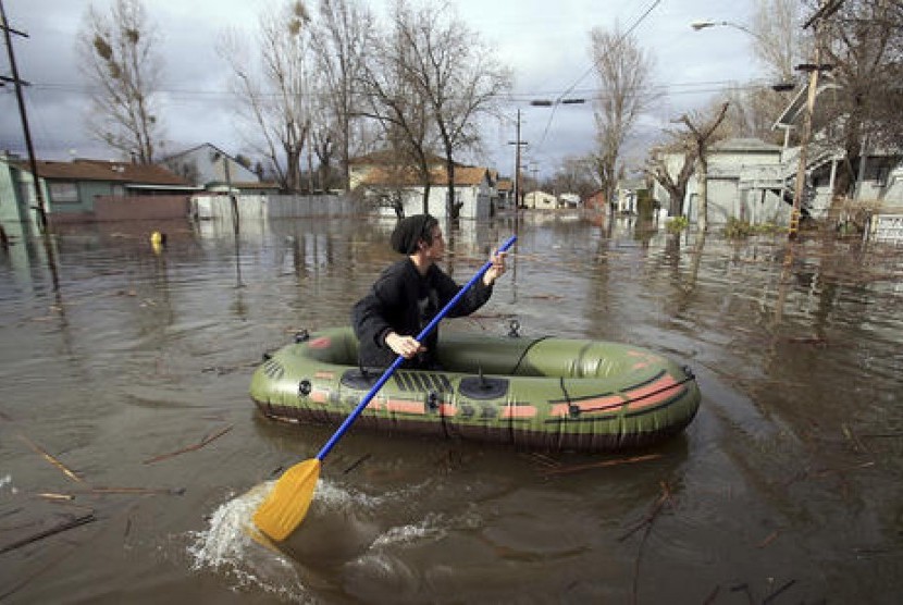 Bruce Alden dari Lakeport mendayung perahu karetnya di Esplanade Street, Lakeport, Kalifornia, Selasa, 21 Februari 2017. Banjir di Kalifornia tersebut akibat air bah.