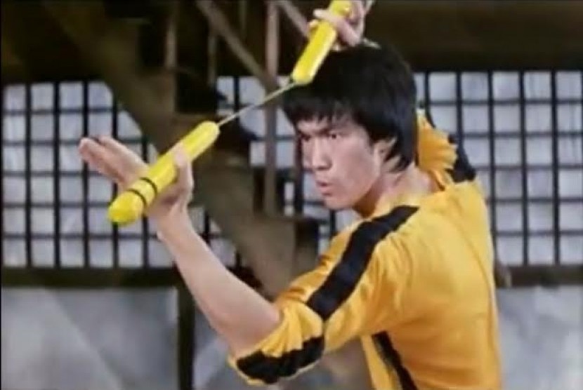Bruce Lee dan jumper kuningnya. Berdasarkan penelitian terbaru, dokter meyakini bahwa penyebab sebenarnya kematian Bruce Lee akibat terlalu banyak minum air. (ilutsrasi)
