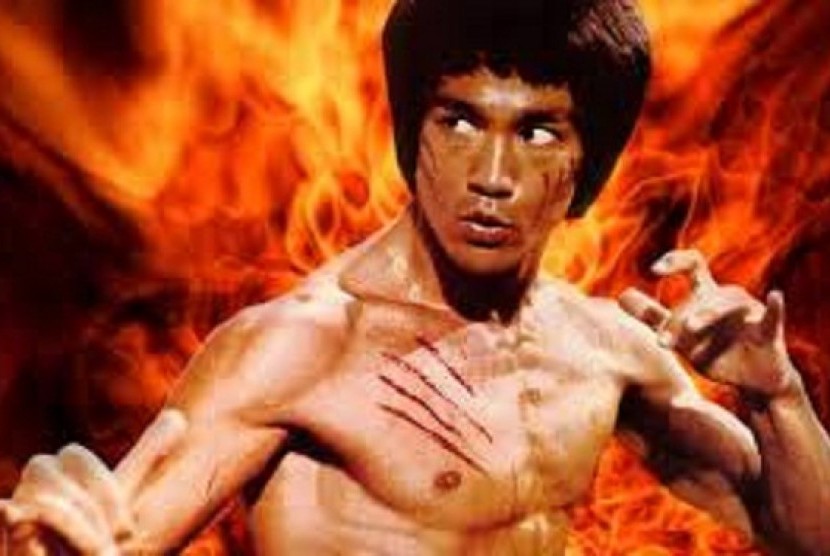Bruce Lee, salah satu orang terkenal yang meninggal muda. Aktor asal Cina kelahiran Amerika Serikat itu meninggal di usia 32 tahun.