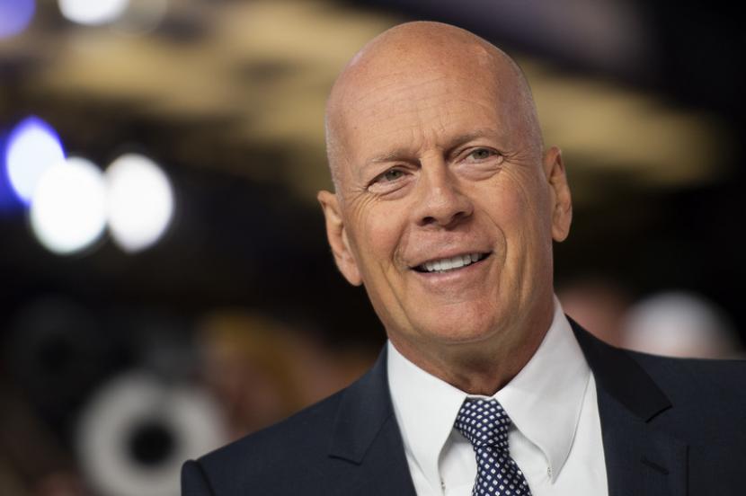 Bruce Willis. Sahabat Bruce Willis membagikan kabar terbaru aktor yang menderita demensia frontotemporal. 