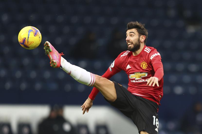 Bruno Fernandes dari Manchester United, kiri, mengontrol bola melewati Kyle Bartley dari West Bromwich Albion selama pertandingan sepak bola Liga Utama Inggris antara West Bromwich Albion dan Manchester United di stadion Hawthorns di West Bromwich, Inggris, Minggu, 14 Februari 2021. 