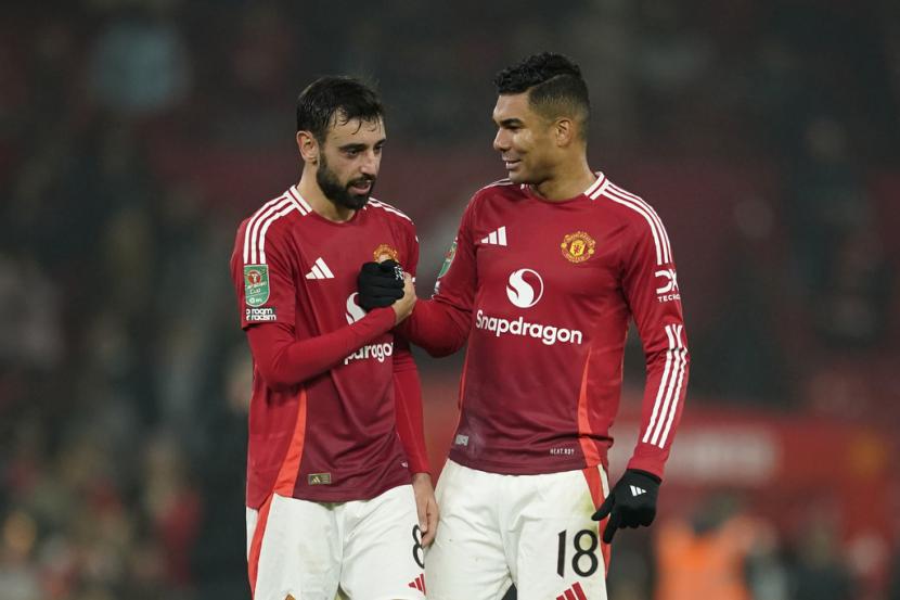 Bruno Fernandes (kiri) dan Casemiro, dua pemain Manchester United yang masing-masing mencetak dua gol ke gawang Leicester City dalam kemenangan 5-2 pada babak 16 besar Piala Liga Inggris.