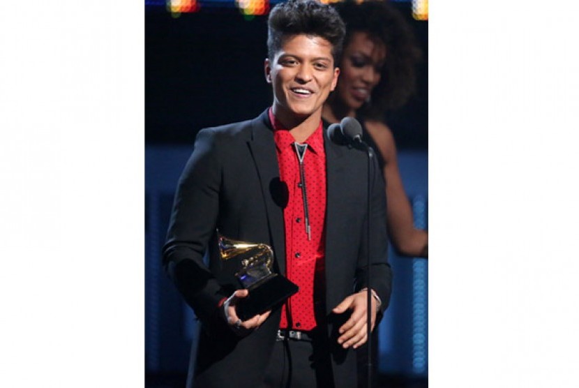 Bruno Mars saat meraih penghargaan Best Pop Vocal Album di ajang Grammy Awards 2014