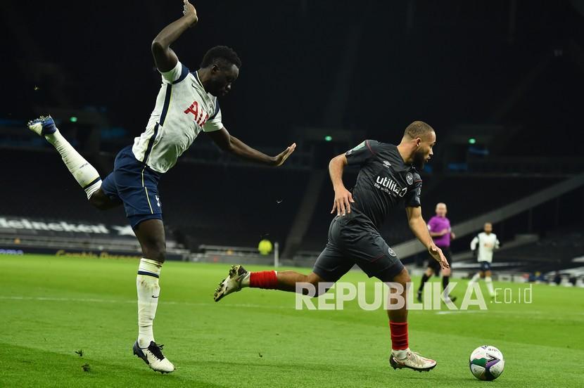 Bryan Mbeumo dari Brentford mengontrol bola saat pemain Tottenham Davinson Sanchez, pada pertandingan sepak bola semifinal Piala EFL antara Tottenham Hotspur dan Brentford di Tottenham Hotspur Stadium di London, Inggris, Rabu (6/1) dini hari WIB.