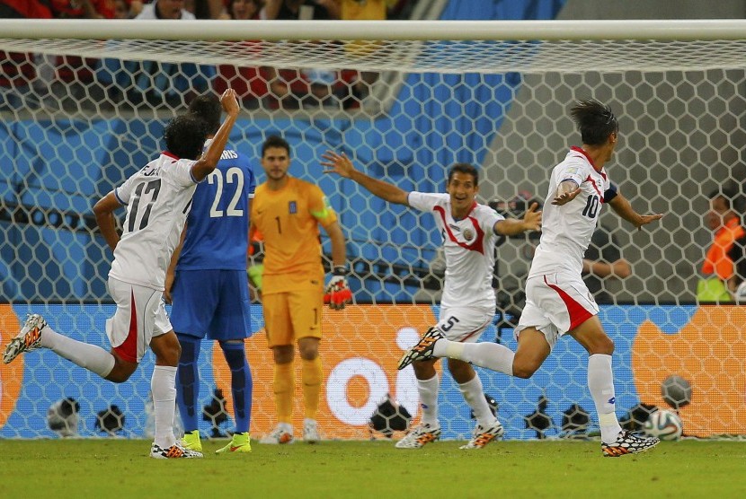 Bryan Ruiz (kanan) merayakan gol ke gawang Yunani dalam laga 16 besar Piala Dunia 2014, Senin (30/6) WIB dini hari. 