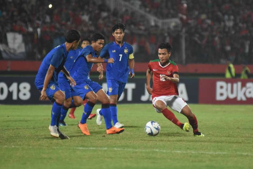  Brylian Neglehta Dwiki Aldama (kanan) berusaha melewati hadangan pesepak bola Thailand dalam pertandingan Final Piala AFF U-16 di Stadion Gelora Delta Sidoarjo, Jawa Timur, Sabtu (11/8).