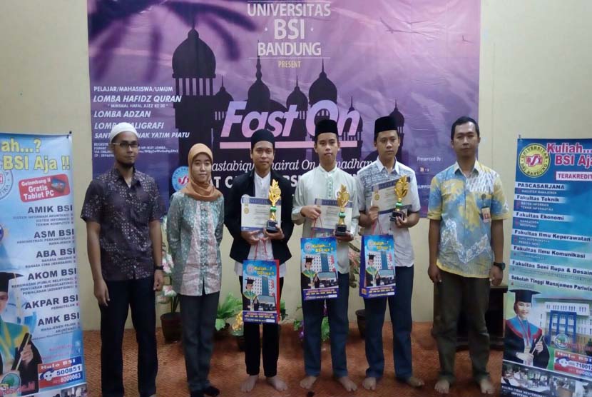 BSI Bandung memberikan santunan kepada anak-anak yatim piatu di Bandung, Rabu (22/6).