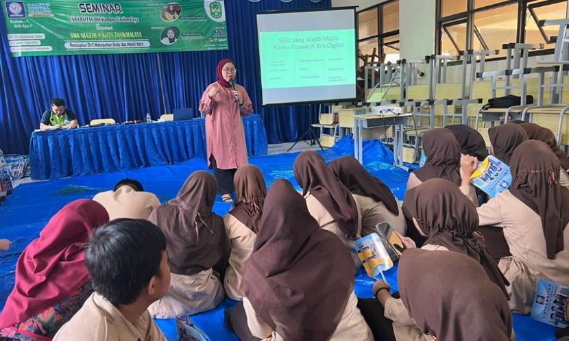 BSI Career Center mengadakan seminar karier untuk siswa SMA.