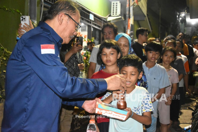 BSI dan BSI Maslahat menyalurkan bantuan paket berbuka puasa dan alat kebersihan kepada warga terdampak banjir di Jakarta. 