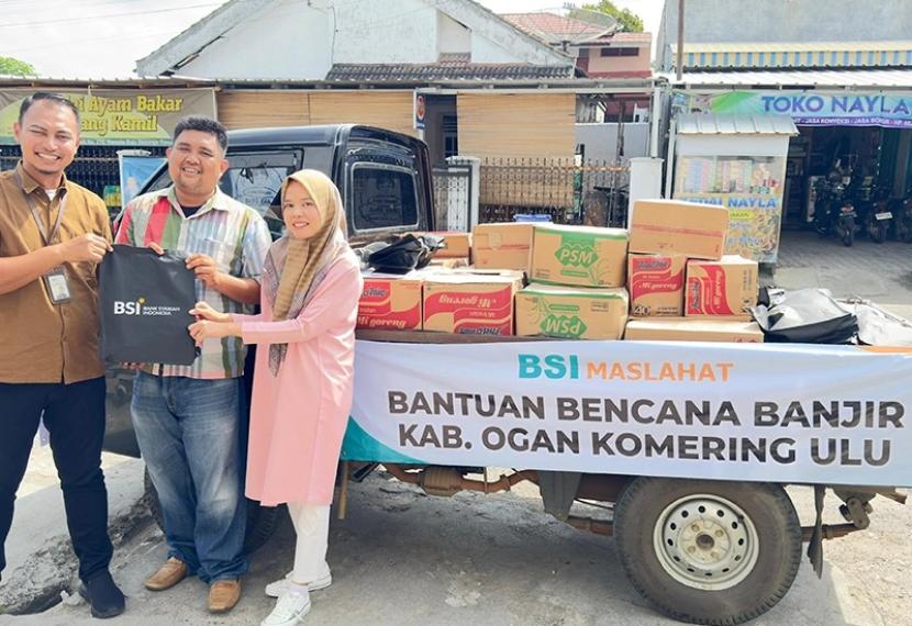 BSI Maslahat bersama BSI Kantor Cabang Pembantu Baturaja menyalurkan bantuan kepada penyintas banjir di lokasi bencana Kelurahan Pasar Baru Kecamatan Baturaja Timur Kabupaten Ogan Komering Ulu (OKU) Provinsi Sumatera Selatan. 