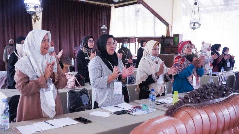 BSI Maslahat bersama PT Bank Syariah Indonesia Tbk (BSI) memperkuat komitmen berperan aktif dalam meningkatkan kualitas sumber daya manusia dan membentuk pemimpin masa depan melalui program pendidikan beasiswa BSI Scholarship bersama BSI Maslahat. 