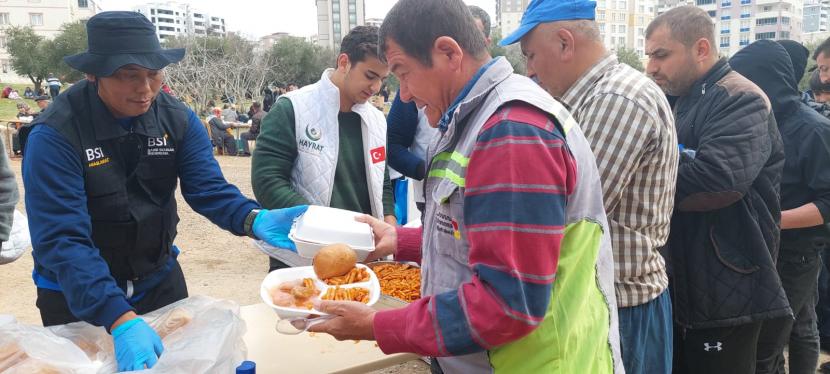 BSI Maslahat dan PT Bank Syariah Indonesia Tbk (BSI) menyalurkan paket makanan siap saji untuk korban gempa di Turki. Paket makanan tersebut berisi bahan makanan dan minuman yang dibutuhkan oleh para korban gempa selama periode pengungsian mereka.